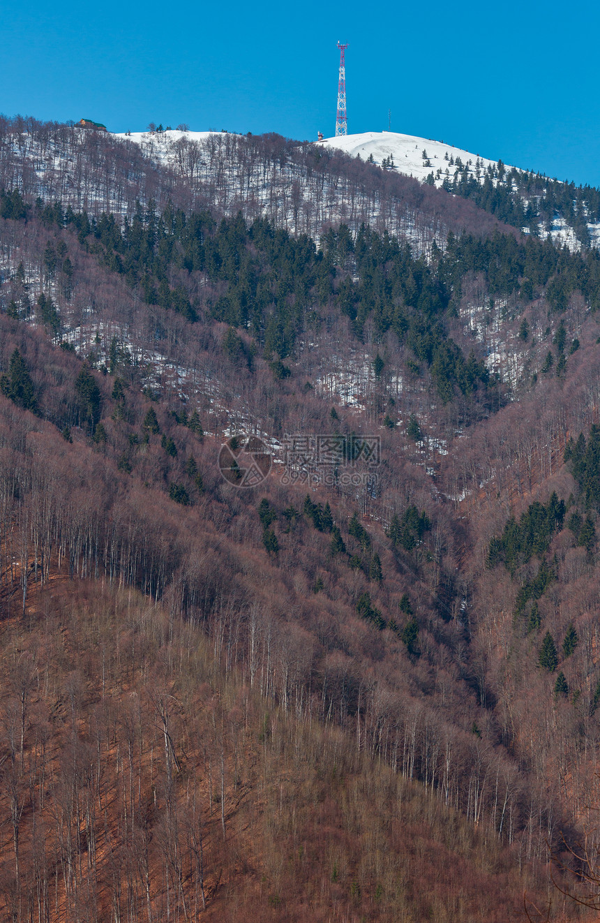 早期的喀尔巴阡山丘地貌在乌克兰遥远的雪覆盖山脊顶上建起通讯塔图片