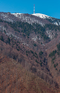 早期的喀尔巴阡山丘地貌在乌克兰遥远的雪覆盖山脊顶上建起通讯塔图片