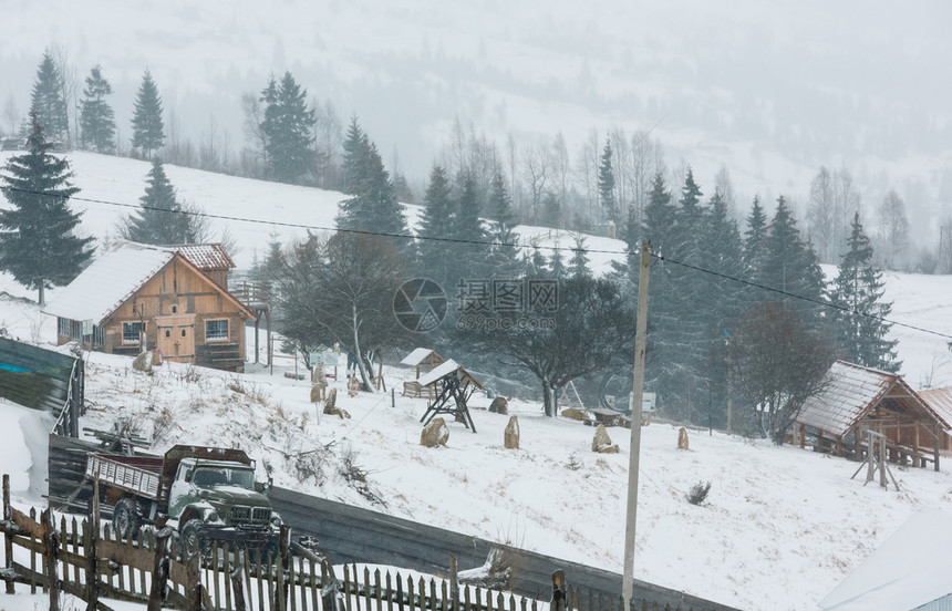 乌克兰喀尔巴阡山Jablunytsia山村地貌图片