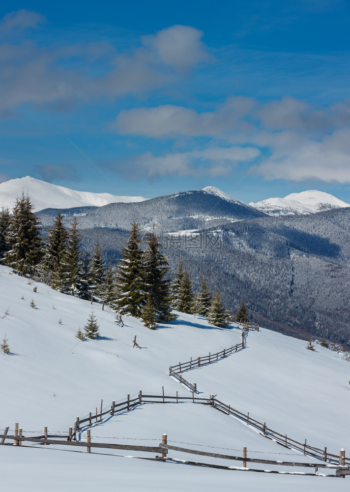 风景如画的冬季山景从乌克兰的斯库波瓦山坡可以看到乔诺霍拉山脊和皮普伊万山顶以及喀尔巴阡天文台大楼图片