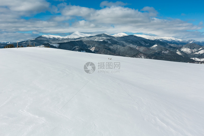 照片来自乌克兰雪地滑坡Skupova山坡的冬风景图片
