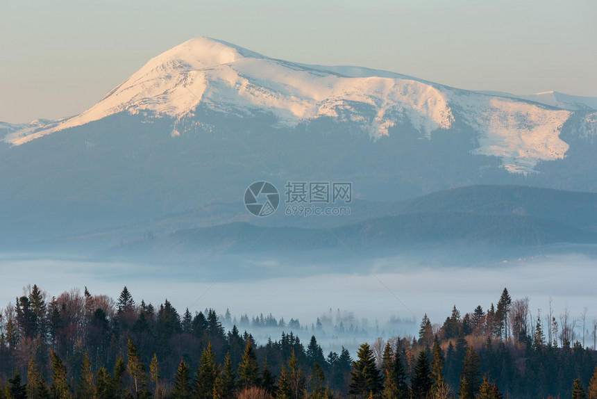 喀尔巴阡山高原地貌乌克兰远处有雪覆盖的山脊顶峰图片