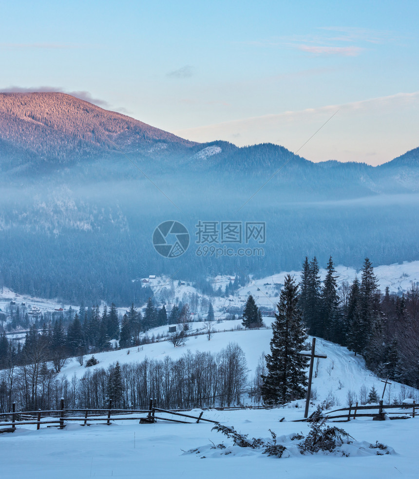 冬日山村被雪覆盖的森林图片