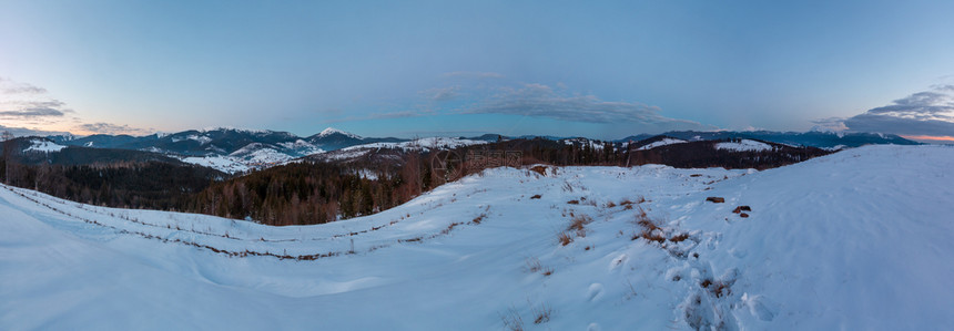冬季雪覆盖阿尔卑斯山脊乌克兰喀尔巴阡山雅布卢尼察口的景色全图片
