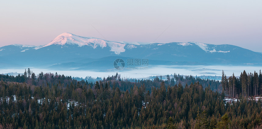 喀尔巴阡山高原地貌乌克兰远处有雪覆盖的山脊顶峰图片