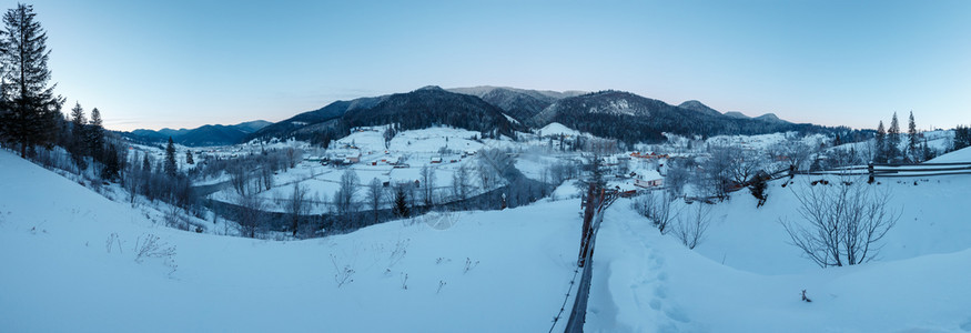 在乌克兰地区的山村庄图片