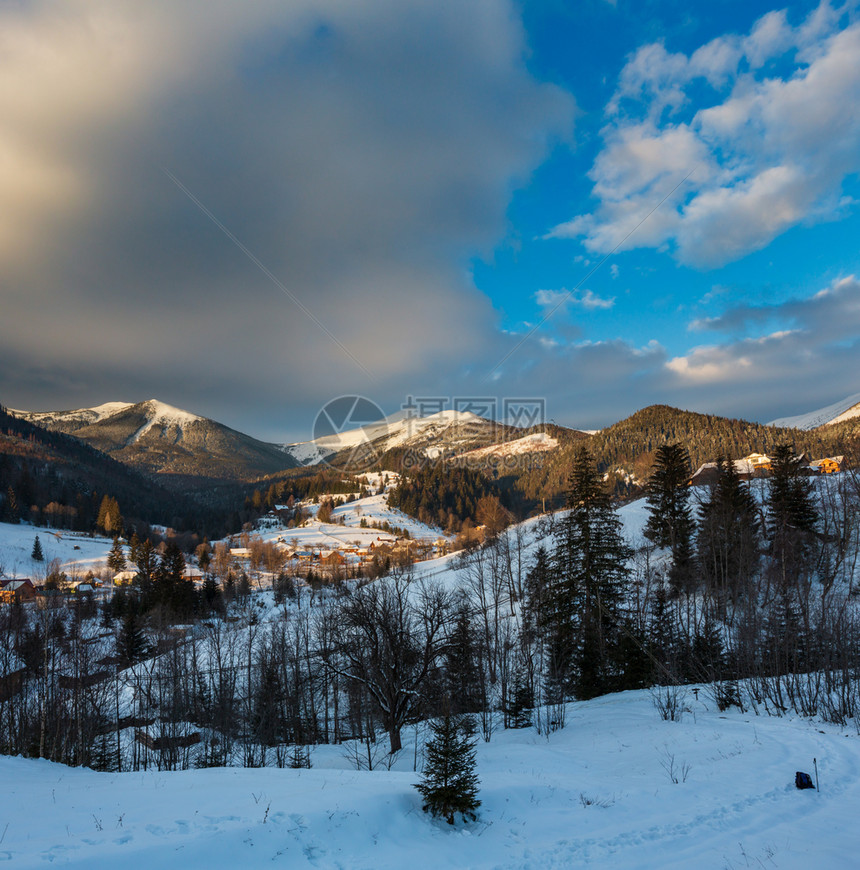Dzembronya村农雪层覆盖的平坦景象图片