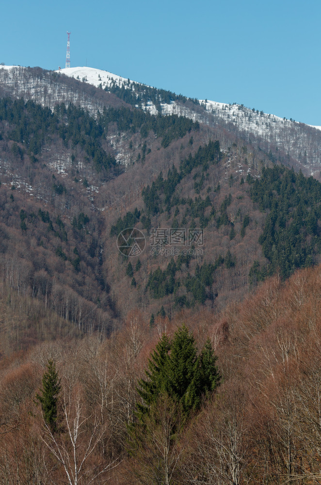 早期的喀尔巴阡山脉高原地貌在乌克兰遥远的雪覆盖山脊顶上建起通讯塔图片