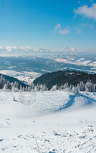 冬季平静的山地景观坡上有美丽的霜冻树木和滑雪乌克兰喀尔巴阡山背景