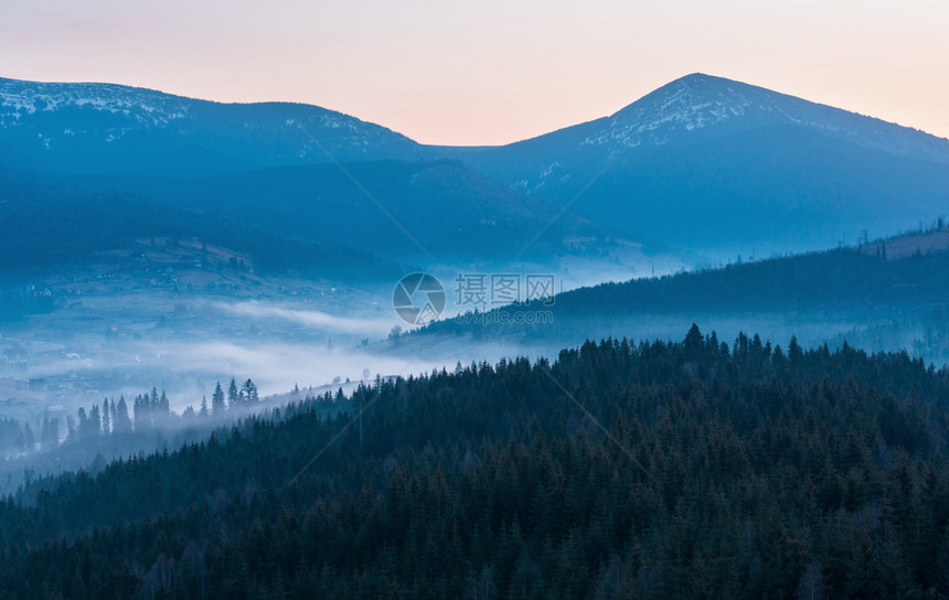 喀尔巴阡山高原地貌乌克兰远处有雪覆盖的山脊顶峰图片