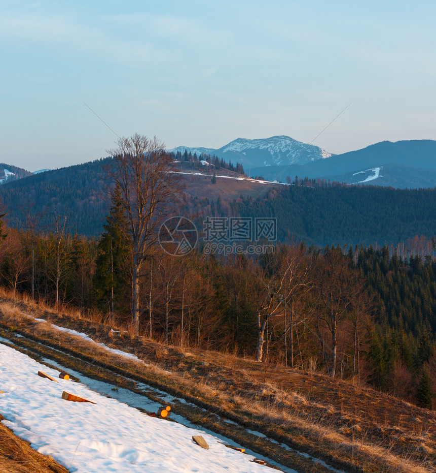 喀尔巴阡山高原地貌乌克兰远处有雪覆盖的山脊顶峰图片
