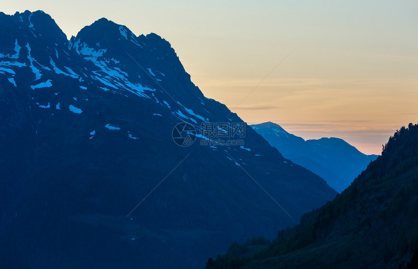 日落的夏季山地景观从蒂姆尔斯霍奇意大利奥地边境高山公路图片