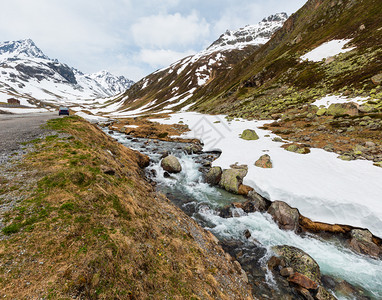 嘉措拉山口夏季阿尔卑斯山地景观有高公路和河流瑞士弗卢拉山口汽车模型无法辨认背景
