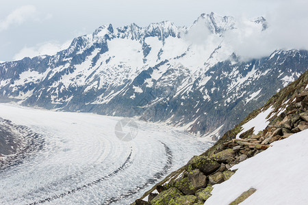 大阿莱施冰川和瀑夏季云层贝特默霍恩瑞士阿尔卑斯山脉高清图片