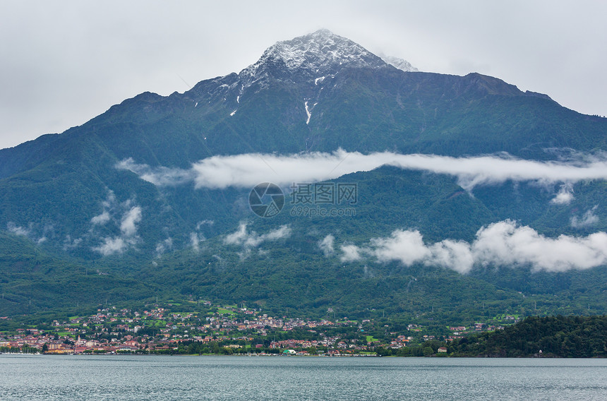 Como湖意大利夏季风云山顶上有雪图片