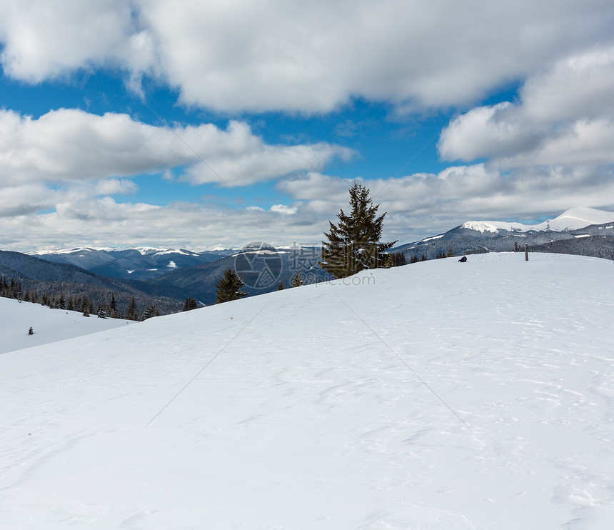 照片来自乌克兰雪地滑坡Skupova山坡的冬风景图片
