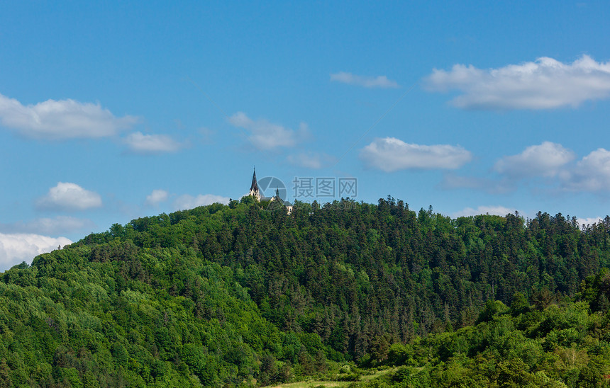 上面有森林和教堂塔的绿色夏月山斯洛伐克图片