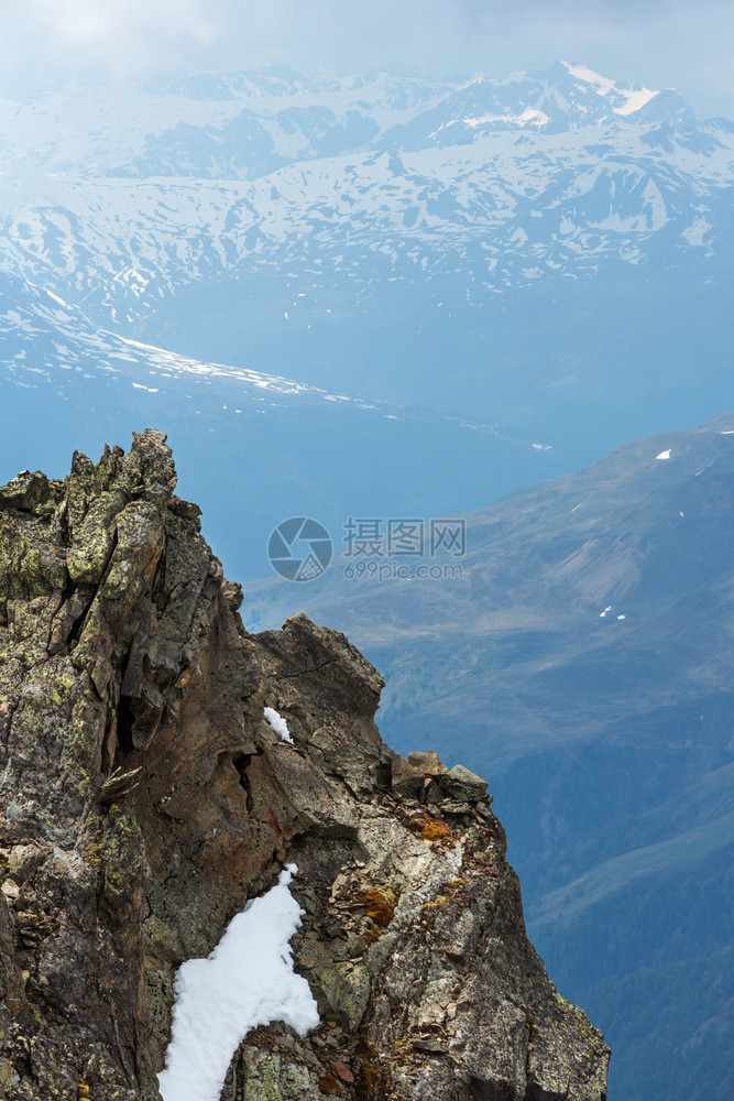 6月从KarlesjochAlps山奥地利意大边界KaunertalGletcher附近3108米上看到悬崖和云层图片