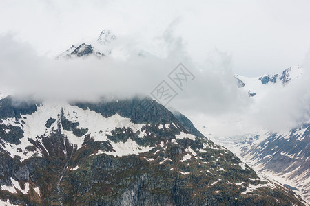 阿齐拉尔来自大艾利施冰川和瀑瑞士贝特梅拉尔普的夏云阿卑斯山和贝特默霍恩海脊风景背景