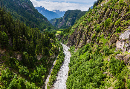 夏季阿尔卑斯山脉地貌瑞士有深峡谷和快速河流图片