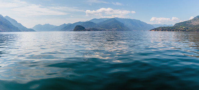 科莫湖意大利夏季海岸船载景暗淡图片