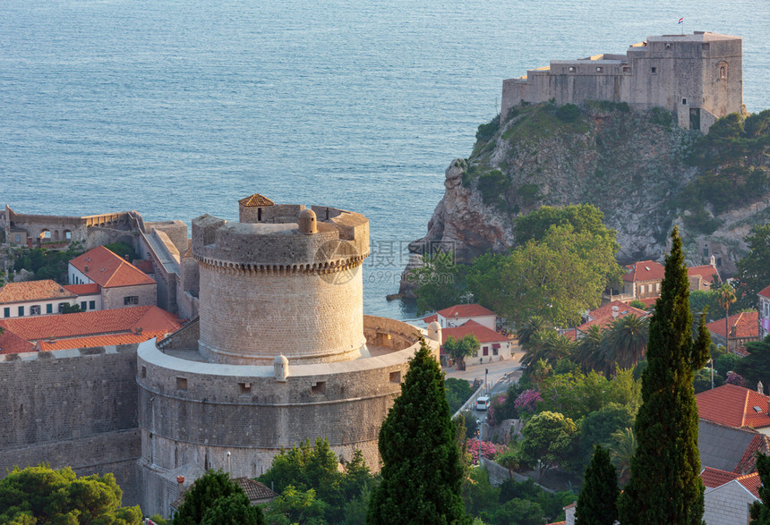 著名的Dubrovnik旧城夏季景色有堡垒和明塞塔克罗地亚图片