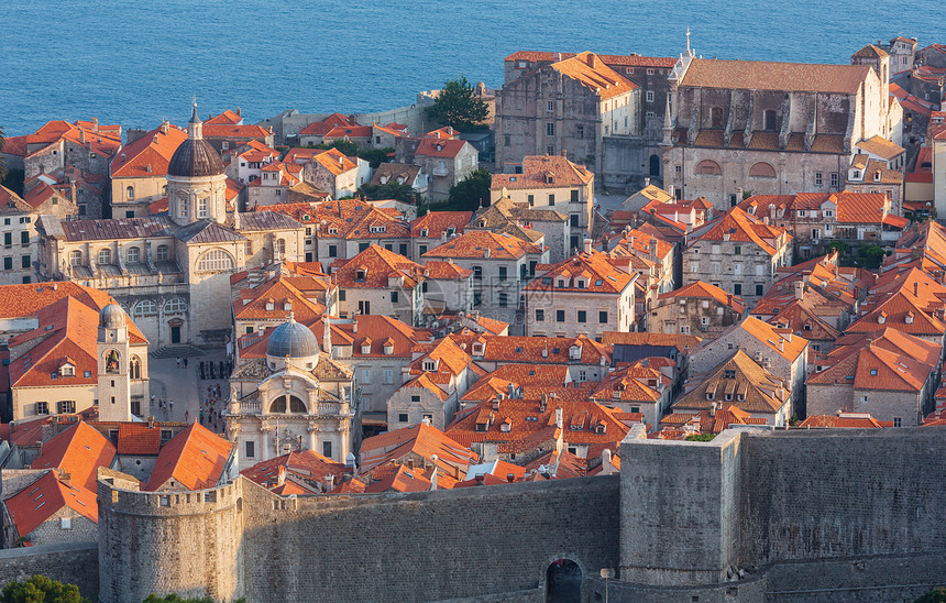 著名的Dubrovnik旧城夏季景色与堡垒墙克罗地亚人们无法辨认图片