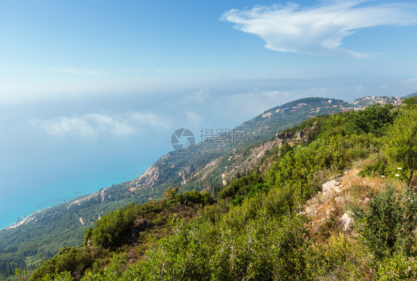 多雾的夏季丘陵海岸全景希腊莱夫卡达从上往下看图片