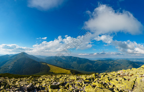 夏季喀尔巴阡山脉从霍米亚克山戈尔加尼乌克兰石峰俯瞰图片