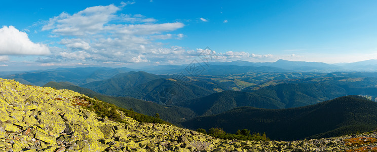 夏季喀尔巴阡山脉从霍米亚克山戈尔加尼乌克兰石峰俯瞰全景图片