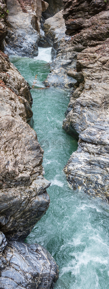 奥地利夏季列支敦士登克拉姆峡谷有溪流和瀑布图片