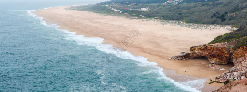 桑迪海滨靠近纳扎雷镇葡萄牙春雾日全景图片