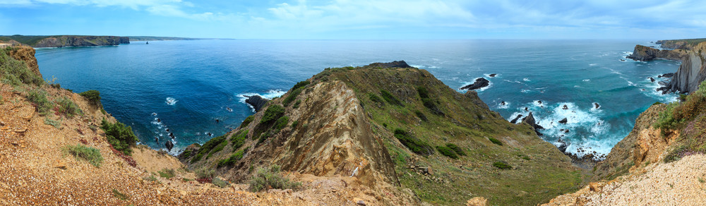 阿里法纳夏季大西洋岩石海岸线风景靠近Arrifana海滩AljezurAlgarve葡萄牙背景
