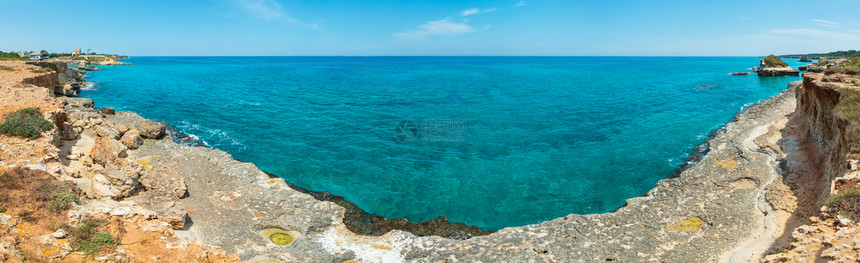 在意大利普亚的阿得里海滨萨利坦阿得里亚海边格罗塔delloMbruficu阿得里亚海滨的白岩石悬崖海湾和小岛的景图片