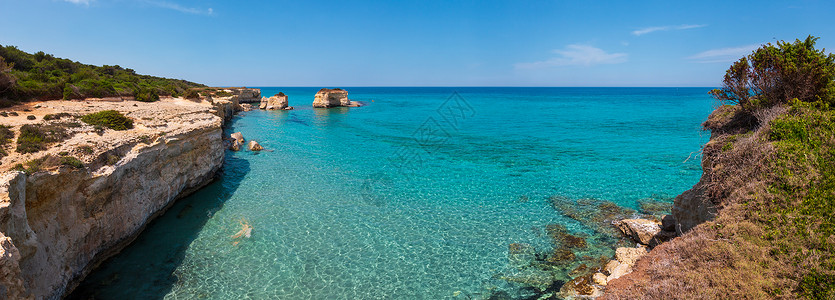 风景如画的海景白色岩石悬崖海湾小岛和法拉利奥尼在海滩斯皮亚吉亚德拉庞蒂切达萨伦托亚得里亚海海岸普利亚意大利无法辨认的人图片