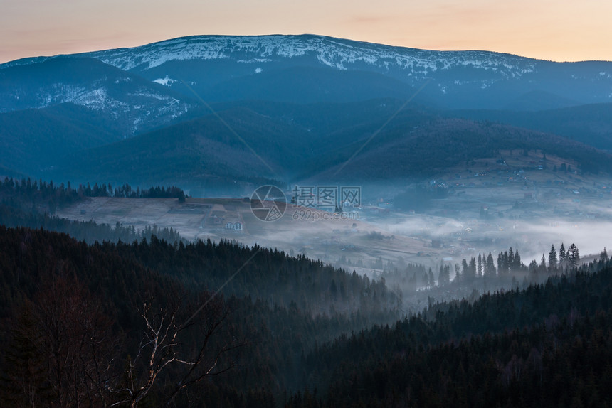 喀尔巴阡山高原地貌乌克兰远处有雪覆盖的山脊顶峰图片