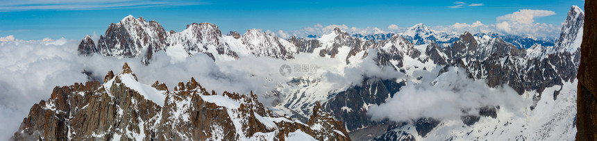 来自法国阿尔卑斯山查莫尼克市米迪山的AiguilleduMidi山夏季风景图片