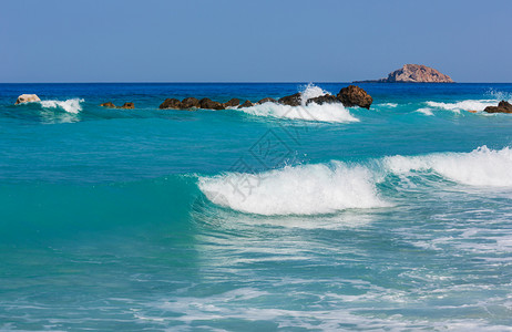 美丽的夏季莱夫卡达海岸和浪希腊爱奥尼亚海图片