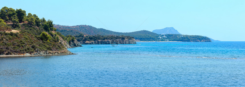 夏季爱琴海岩石岸景观西索尼亚哈尔基迪希腊人们无法辨认图片