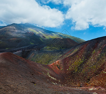 在意大利西里埃特纳火山坑之间人们无法辨认高清图片