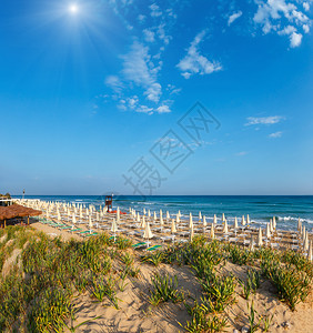 日光天堂白色沙滩有遮阳和的沙滩萨利托普亚意大南部最美丽的阿普利亚沙滩图片