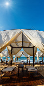 早晨天堂白沙滩上的海帐篷最美丽的海沙滩意大利阿普亚图片