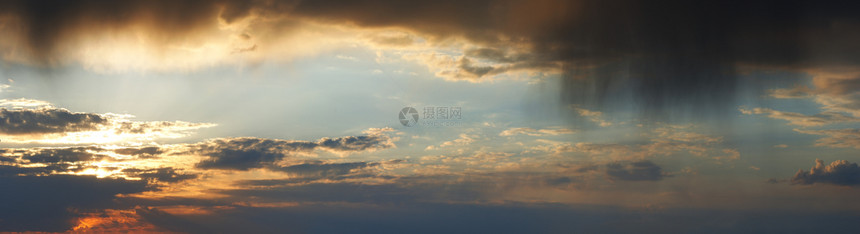 日落之夜的光天空雨云全景图片