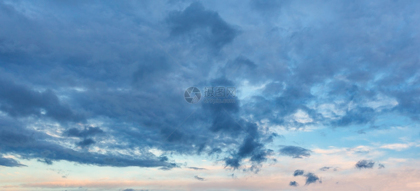 夏夜云彩的天空全景背图片