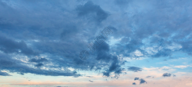 夏夜云彩的天空全景背图片