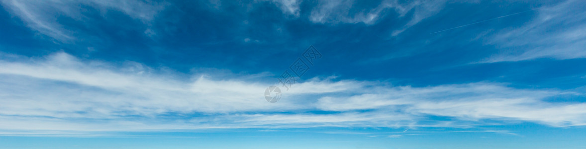 天空深处的蓝白云层夏季天气背景图片