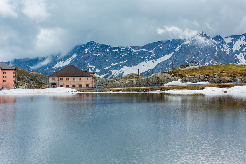 山丘顶湖LagodellaPiazza和远处的AlexanderSuworow纪念碑瑞士圣哥达多帕索山是DmitryNTugar图片