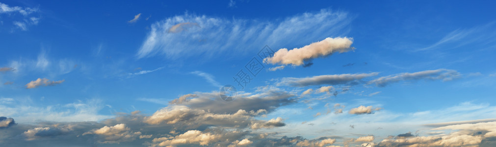 夏夜的天空全景有羊毛云的背景图片