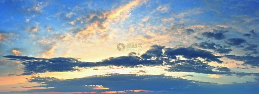 夏季日出蓝天全景有羊毛云图片