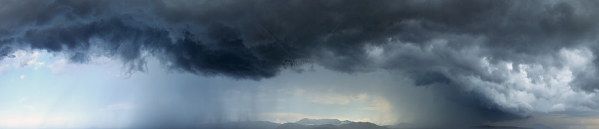 夏季暴风雨席卷天空愤怒的火在山顶全景之下降图片